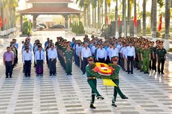 Dâng hương tưởng niệm, lấy mẫu hài cốt liệt sĩ tại Nghĩa trang Liệt sĩ xã Phước Long