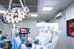Y học Việt Nam giờ hiện đại đến mức nào? Bác sĩ ngồi cách bệnh nhân hơn 1 mét vẫn mổ cắt khối u ung thư thành công