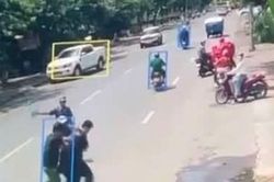 Người đàn ông không mặc quần áo xuất hiện giữa Quốc lộ 56, sự thật phía sau khiến nhiều người thương cảm