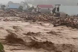 Quốc lộ 32 tê liệt vì lũ quét, Lai Châu căng mình ứng phó thiên tai