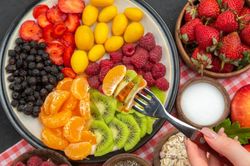 Bác sĩ chỉ ra sai lầm khi ăn hoa quả khiến cân không giảm, bụng lại to hơn