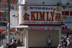 Từ lời khẳng định 'làm ăn chân chính' đến cú sốc bị khởi tố của chủ tiệm vàng, kim cương Kim Lý