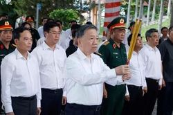 Tổng B&iacute; thư, Chủ tịch nước T&ocirc; L&acirc;m d&acirc;ng hương c&aacute;c Anh h&ugrave;ng liệt sĩ tại C&ocirc;ng vi&ecirc;n L&ecirc; Thị Ri&ecirc;ng