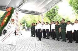 Tổng Bí thư, Chủ tịch nước Tô Lâm dâng hương các Anh hùng liệt sĩ tại Công viên Lê Thị Riêng