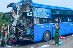 Xe khách tông đuôi ô tô tải trên cao tốc Nội Bài - Lào Cai, 4 người thương vong