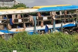Xe khách lao khỏi cao tốc, 4 người tử vong: Đổi lịch về sớm vì hàng xóm có tang