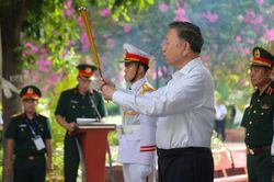 Tổng Bí thư, Chủ tịch nước Tô Lâm dâng hương Anh hùng liệt sĩ tại công viên Lê Thị Riêng