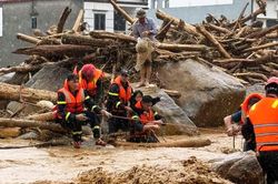 Thủ tướng yêu cầu lực lượng Quân đội, Công an sẵn sàng hỗ trợ dân vùng lũ sơ tán