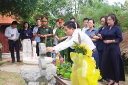 Ph&oacute; Chủ tịch Quốc hội d&acirc;ng hương Đại tướng V&otilde; Nguy&ecirc;n Gi&aacute;p