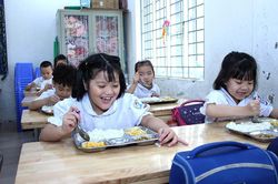Hỗ trợ bữa ăn bán trú: Chính sách nhân văn, ưu tiên chăm sóc thế hệ trẻ