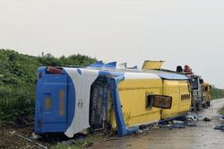 Xe kh&aacute;ch lao khỏi cao tốc Ph&aacute;p V&acirc;n - Cầu Giẽ, 4 người tử vong