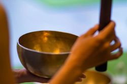 Bí mật 'dọn nhà' bằng âm thanh chuông xoay của giới thượng lưu để kích tài lộc