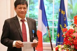 Giáo sư Việt Nam dành gần 40 năm chống suy dinh dưỡng nhận Huân chương của Pháp
