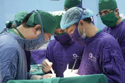 Phẫu thuật thành công ca sỏi san hô thận lớn cho bệnh nhân 74 tuổi
