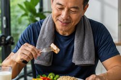 Sau tuổi 50, nên ăn bao nhiêu protein sau khi tập để giữ cơ?