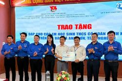 Tuổi trẻ các Cơ quan Trung ương tặng 15 xe đạp cho học sinh khó khăn ở Nghệ An