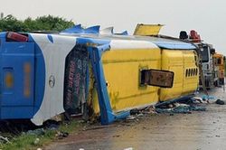 Thủ tướng yêu cầu làm rõ nguyên nhân vụ lật xe khách khiến 4 người tử vong