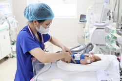 Hạ thân nhiệt xuống 33,5 độ C cứu trẻ ngạt nặng sau sinh