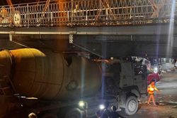 Th&ocirc;ng tin vụ xe &ocirc; t&ocirc; trộn b&ecirc; t&ocirc;ng va chạm v&agrave;o gầm cầu Long Bi&ecirc;n