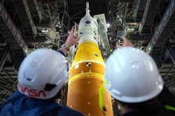 NASA bắt đầu lắp ráp tên lửa cho Dự án Artemis III nhằm đưa người lên Mặt trăng