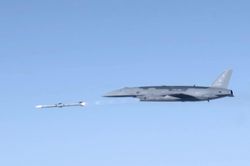 Tiêm kích không người lái YFQ-44A Fury lần đầu tiên phóng tên lửa AIM-120