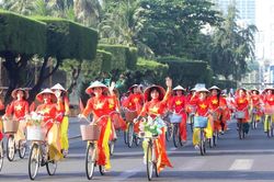 Hơn 2.000 phụ nữ khoe sắc tại Lễ hội '&Aacute;o d&agrave;i - Sắc m&agrave;u của biển' tại Festival Biển Kh&aacute;nh H&ograve;a 2026