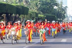 Hơn 2.000 phụ nữ diễu hành áo dài tại Festival Biển Khánh Hòa 2026