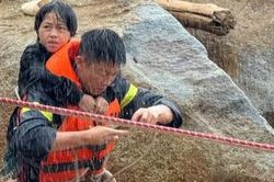 Gồng mình hỗ trợ người dân trong mưa lũ