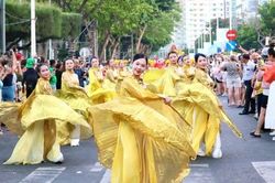 Rực rỡ sắc màu Carnival trên phố biển Nha Trang