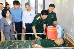 Đại tướng Phan Văn Giang thăm, tặng quà Cơ sở Điều dưỡng thương binh Nho Quan