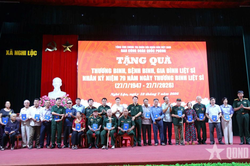 Ban Công đoàn Quốc phòng dâng hương tri ân các anh hùng liệt sĩ, tặng quà gia đình chính sách tại Nghệ An