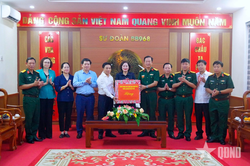 Ph&oacute; chủ tịch Quốc hội Nguyễn Do&atilde;n Anh thăm, động vi&ecirc;n c&aacute;n bộ, chiến sĩ Sư đo&agrave;n 968