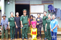 Trung đo&agrave;n 29 (Qu&acirc;n đo&agrave;n 34) tri &acirc;n gia đ&igrave;nh ch&iacute;nh s&aacute;ch, người c&oacute; c&ocirc;ng