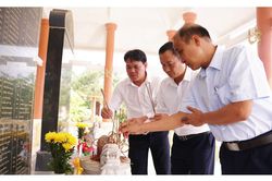 Lãnh đạo UBND thành phố Đà Nẵng dâng hương, thăm gia đình người có công