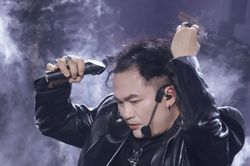 Khán giả 'sốc' khi NSƯT Đại Nghĩa bất ngờ tự cạo tóc ngay trên sân khấu 'Anh trai vượt ngàn chông gai'
