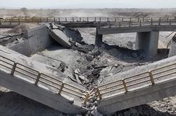 Mỹ liên tiếp ném bom hạ tầng Iran
