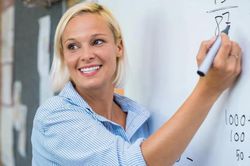 Đ&aacute;nh gi&aacute; quản trị: Từ th&ocirc;ng lệ th&agrave;nh chuẩn mực mới