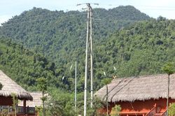 Chuyện hy hữu: Chưa thể nghiệm thu Dự án làng văn hóa Cơ Tu vì vướng cột điện