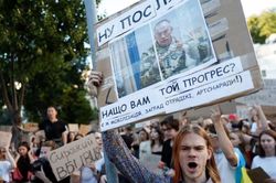 Người Ukraine biểu tình kêu gọi sa thải tổng tư lệnh quân đội, bất chấp nỗ lực xoa dịu của Tổng thống Zelensky