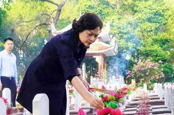 L&atilde;nh đạo Quốc hội d&acirc;ng hương tri &acirc;n anh h&ugrave;ng liệt sĩ tại Quảng Trị
