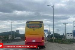 2 mẹ con thương vong do bị xe khách lùi cán qua