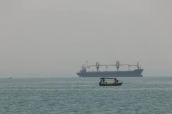 Hai t&agrave;u chở dầu tr&uacute;ng thủy l&ocirc;i gần eo biển Hormuz