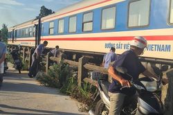 Người phụ nữ bị tàu tông tử vong khi qua lối đi tự mở