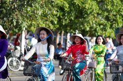Hơn 2.000 người mặc áo dài tạo 'dải lụa' rực rỡ ven biển Nha Trang
