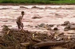 Cả nhà 4 người bị lũ cuốn, chồng thất thần bên thi thể vợ và con nhỏ, bé gái còn mất tích