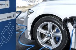 Gần 30.000 chủ sở hữu xe BMW hybrid được cảnh báo không nên đậu xe gần nhà