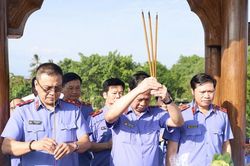 Phó Viện trưởng VKSND tối cao Trần Hải Quân, trưởng đoàn công tác về nguồn, tri ân tại Quảng Trị