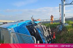 Xe tải lật trên cao tốc ở Hà Tĩnh, 2 người thương vong