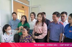 Khám sàng lọc, cấp thuốc miễn phí cho người dân ở xã Vũ Quang