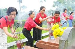 Đ&ocirc;ng đảo du kh&aacute;ch thắp hương tri &acirc;n tại c&aacute;c nghĩa trang liệt sỹ ở Điện Bi&ecirc;n